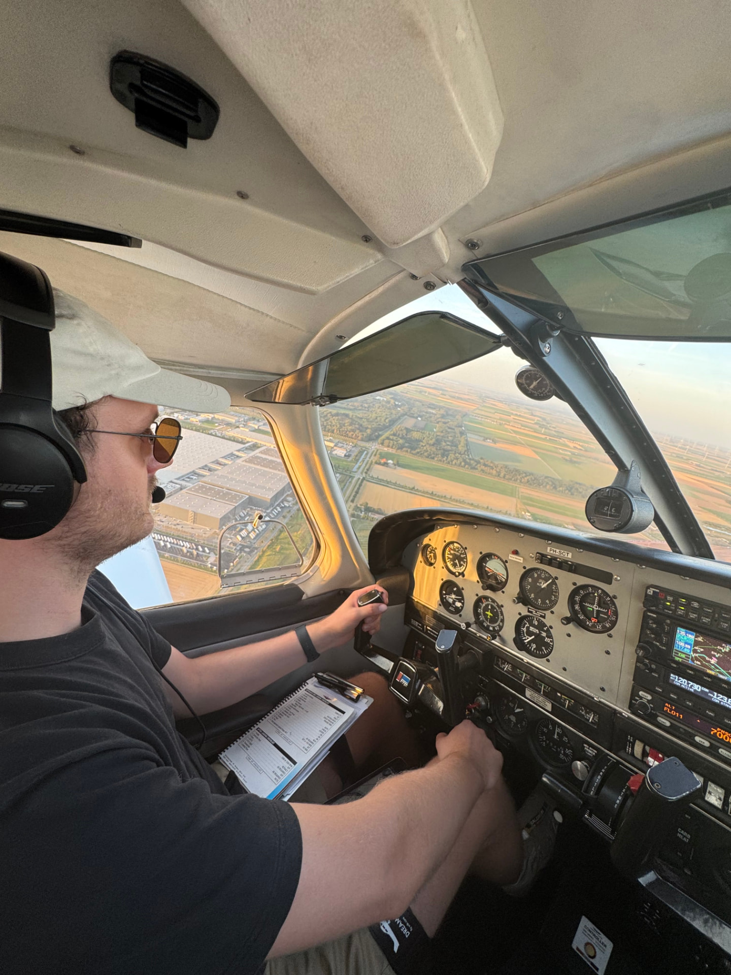 Lars aan de stuurknuppel van de PH-SCT tijdens een rondvlucht boven Nederland