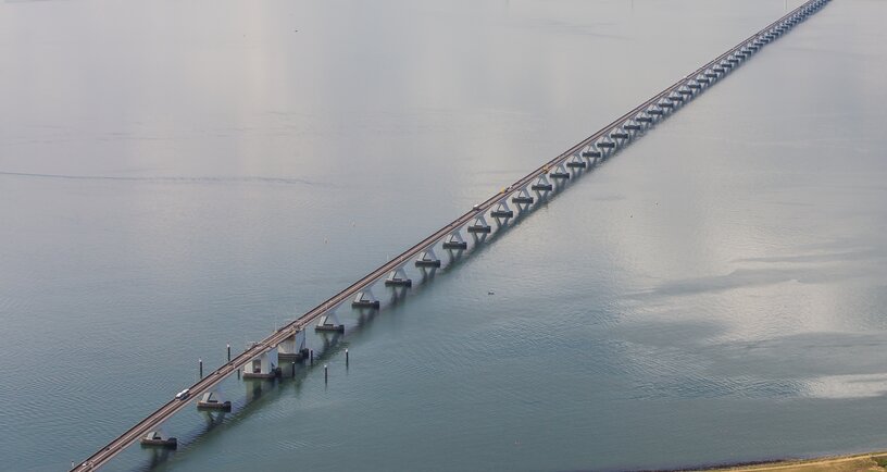 De Zeelandbrug over de Oosterschelde bij Zierikzee in avondlicht tijdens een rondvlucht Zeeland vanaf Lelystad