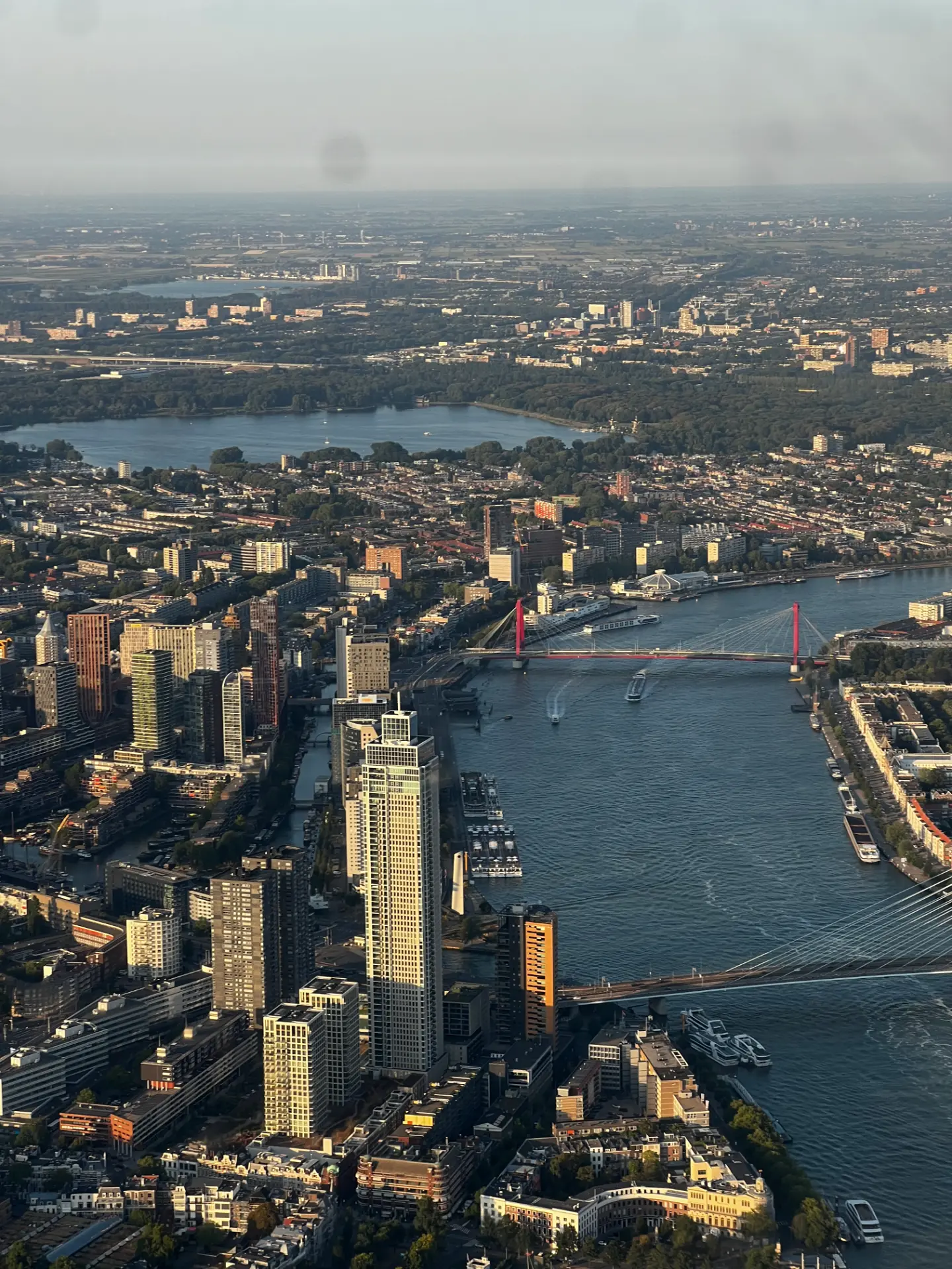 De Erasmusbrug, Willemsbrug en de Rotterdamse hoogbouw met de Zalmhaventoren vanuit de lucht