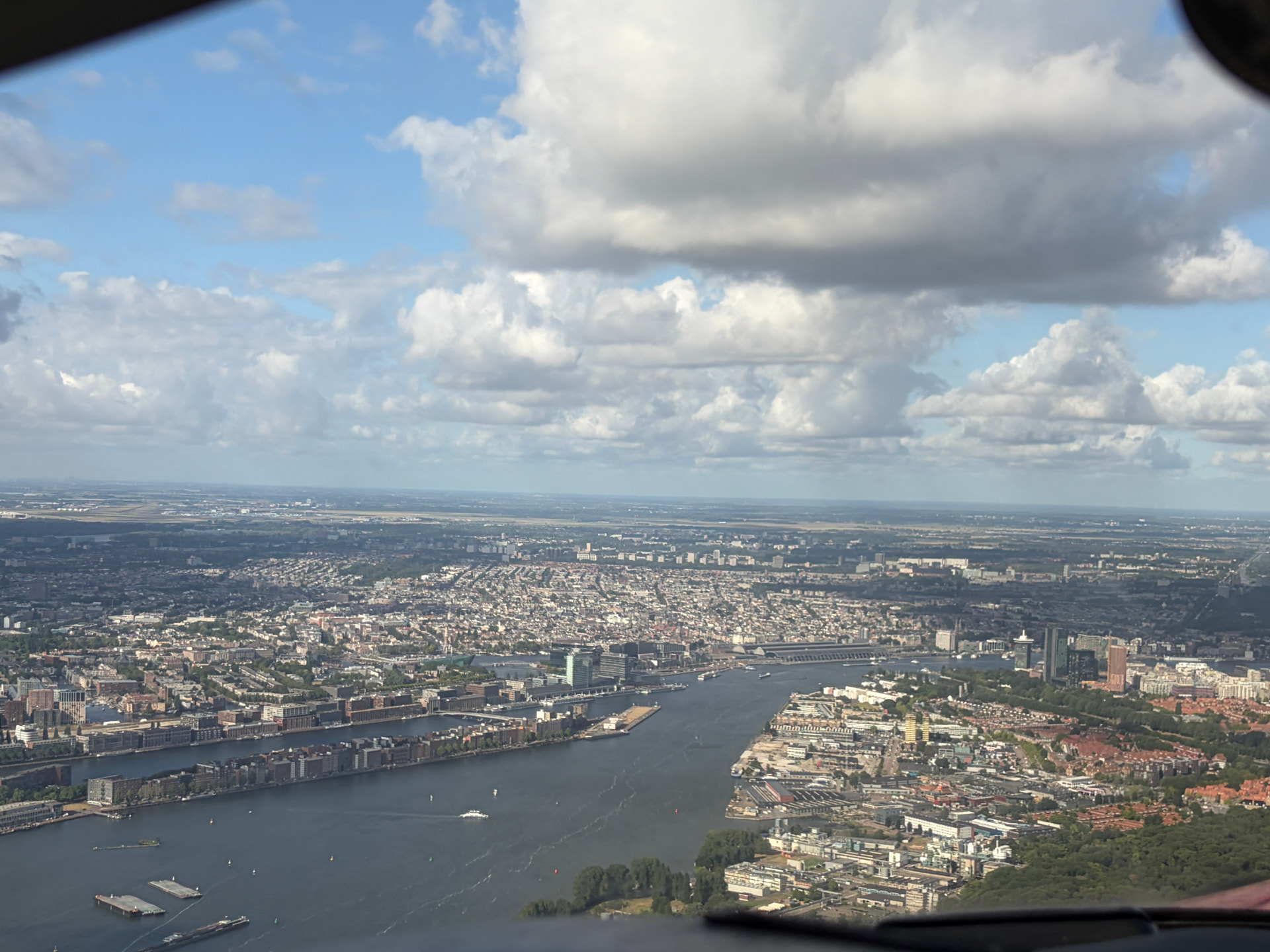 Het IJ met de Amsterdamse binnenstad en het havengebied vanuit de lucht