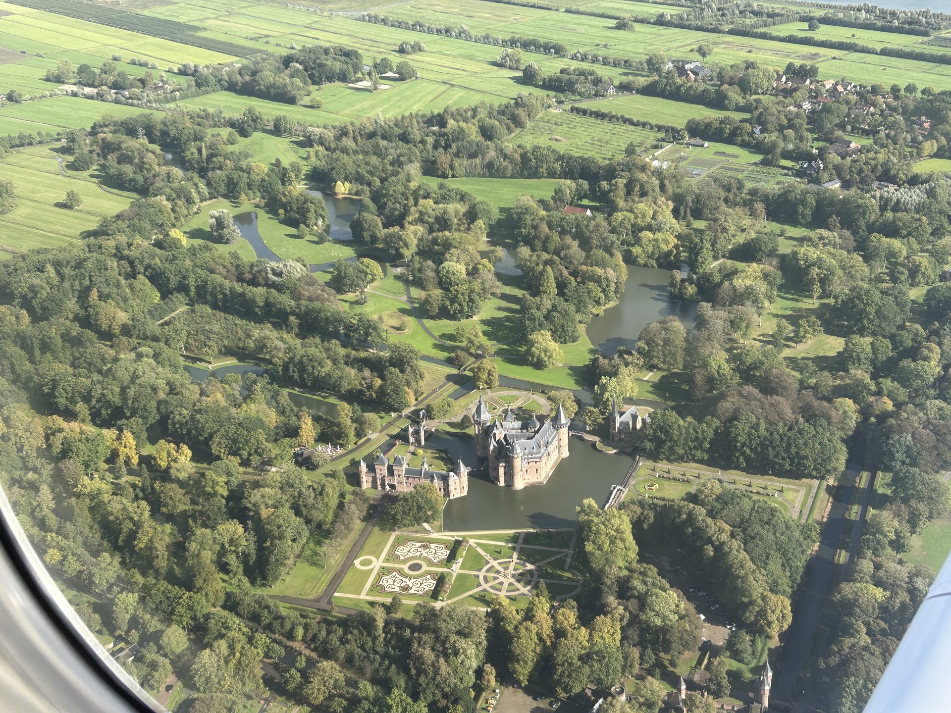 Kasteel De Haar en de formele tuinen vanuit de lucht gezien tijdens een rondvlucht boven Utrecht