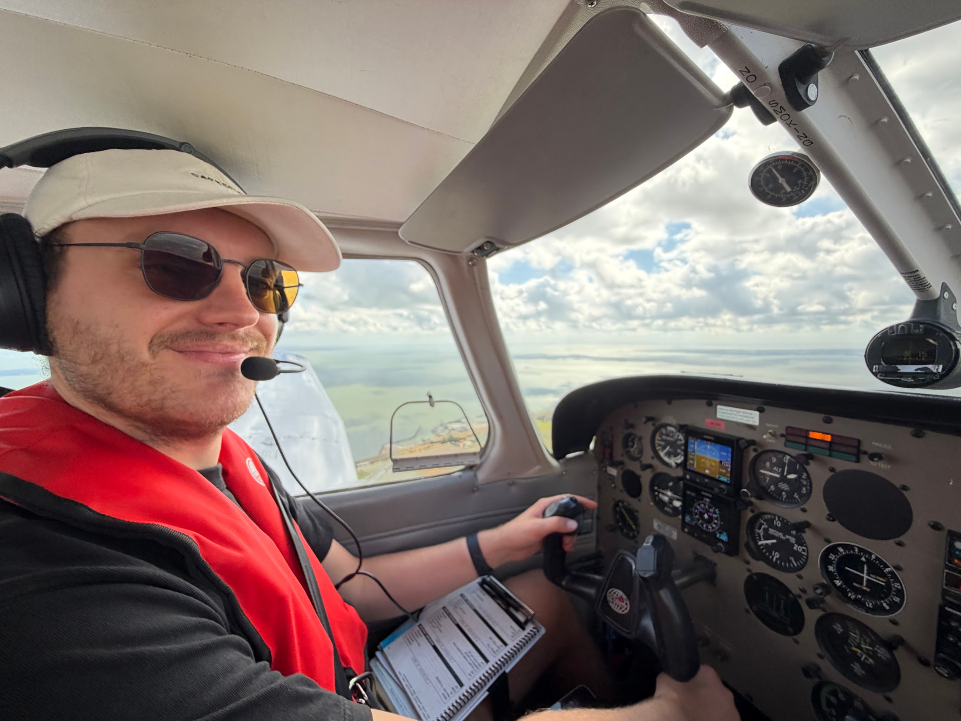 Lars achter de stuurknuppel van de Piper PA-28 boven Nederland