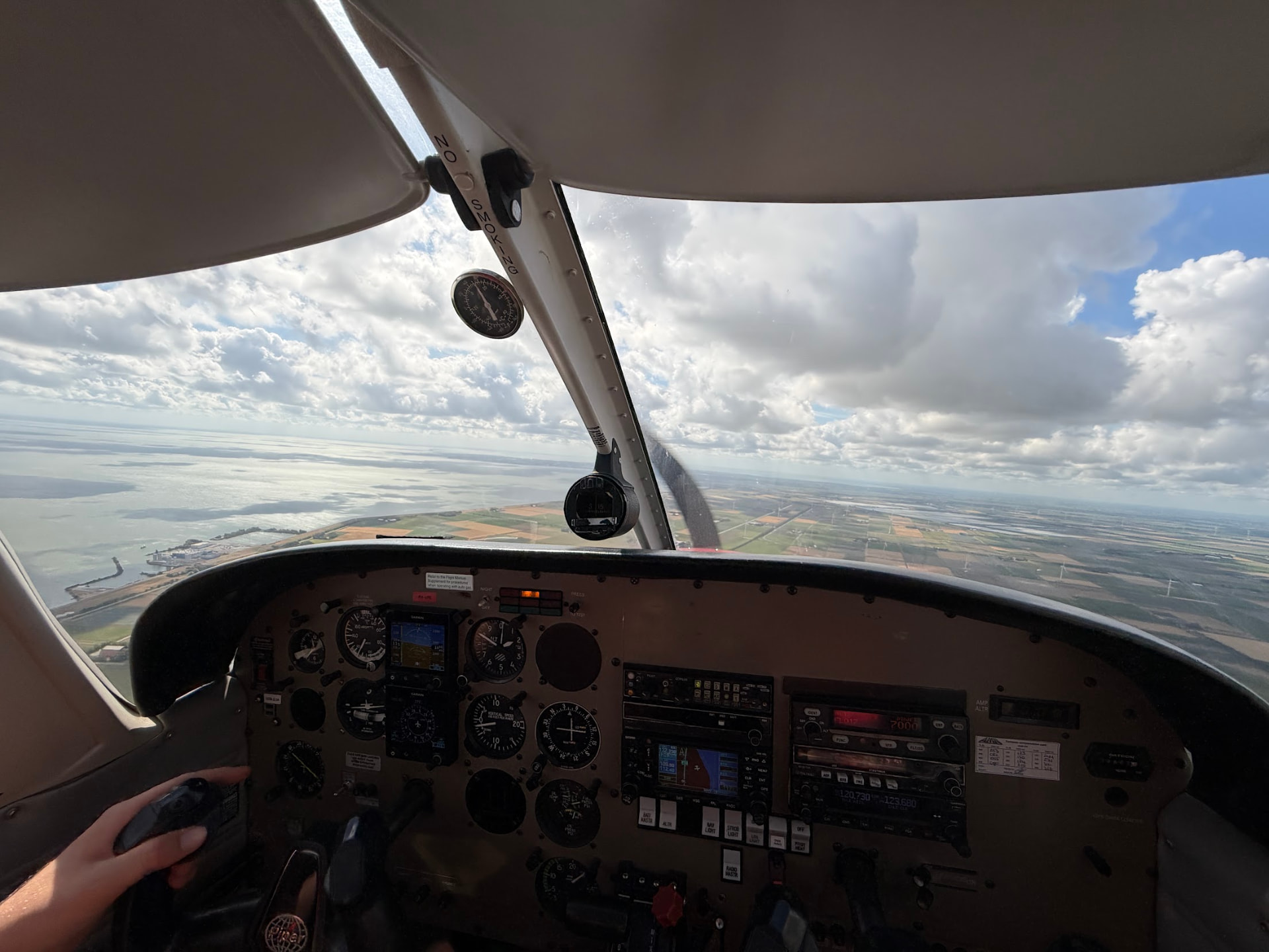 Uitzicht vanuit de cockpit van de PH-VFE over het IJsselmeer en de polders tijdens een rondvlucht