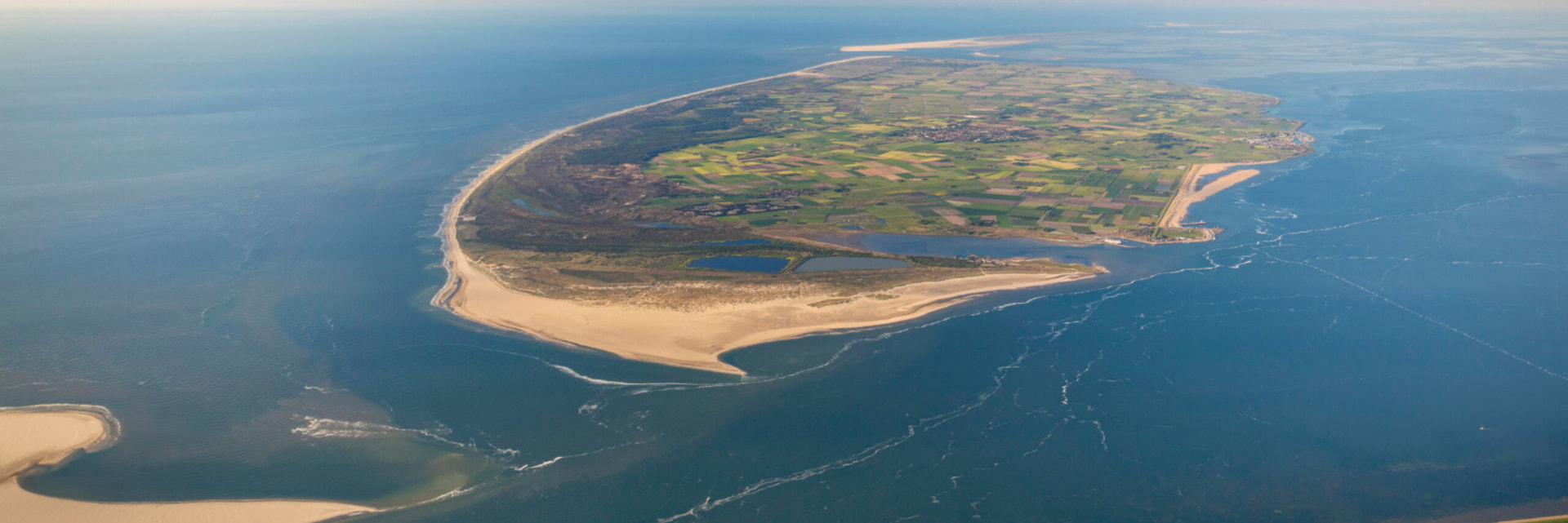 Luchtfoto van het eiland Texel met duinen, stranden en de zandplaten van de Waddenzee