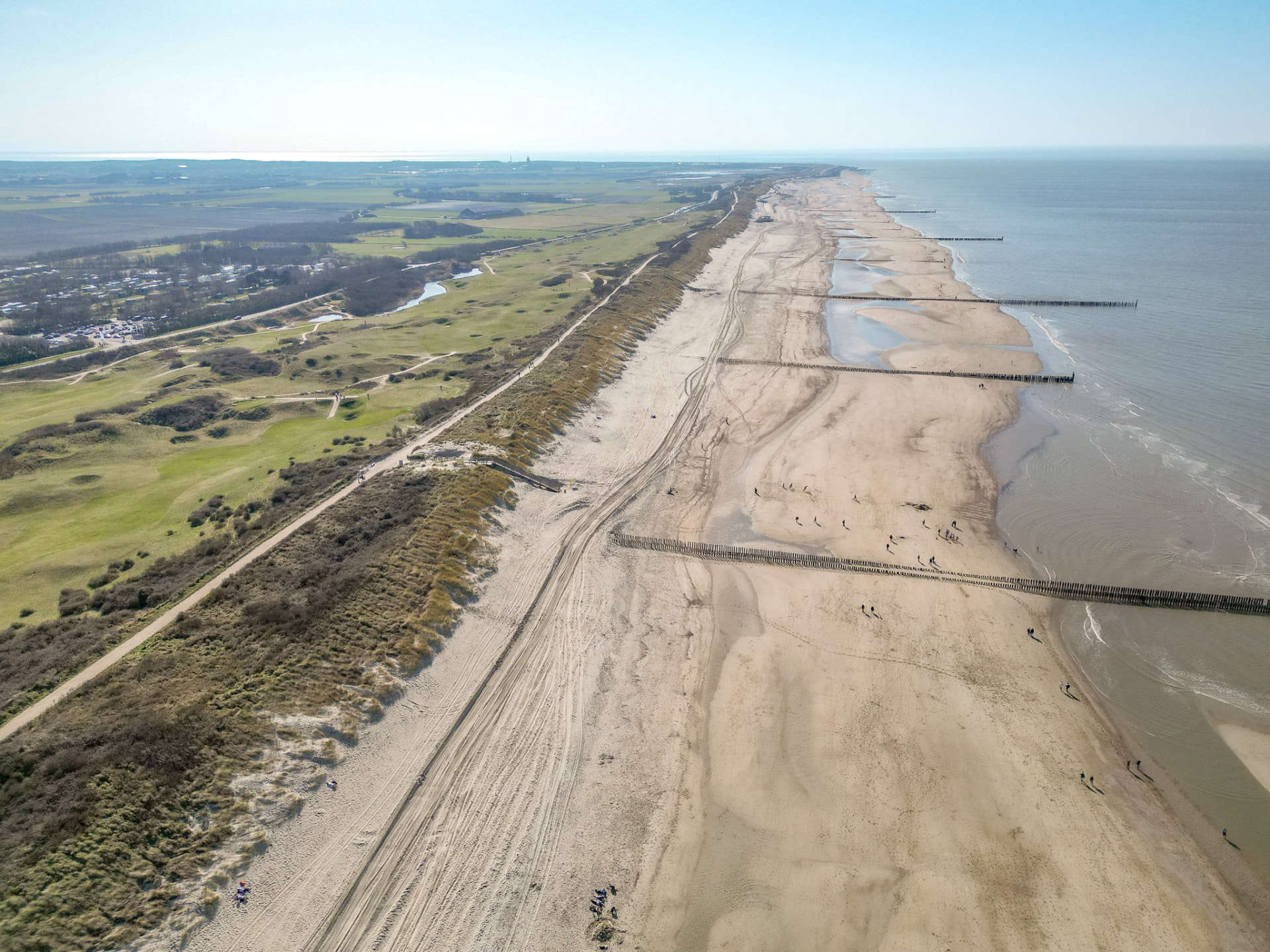 De brede stranden en duinen van Walcheren bij Domburg tijdens een rondvlucht boven Zeeland
