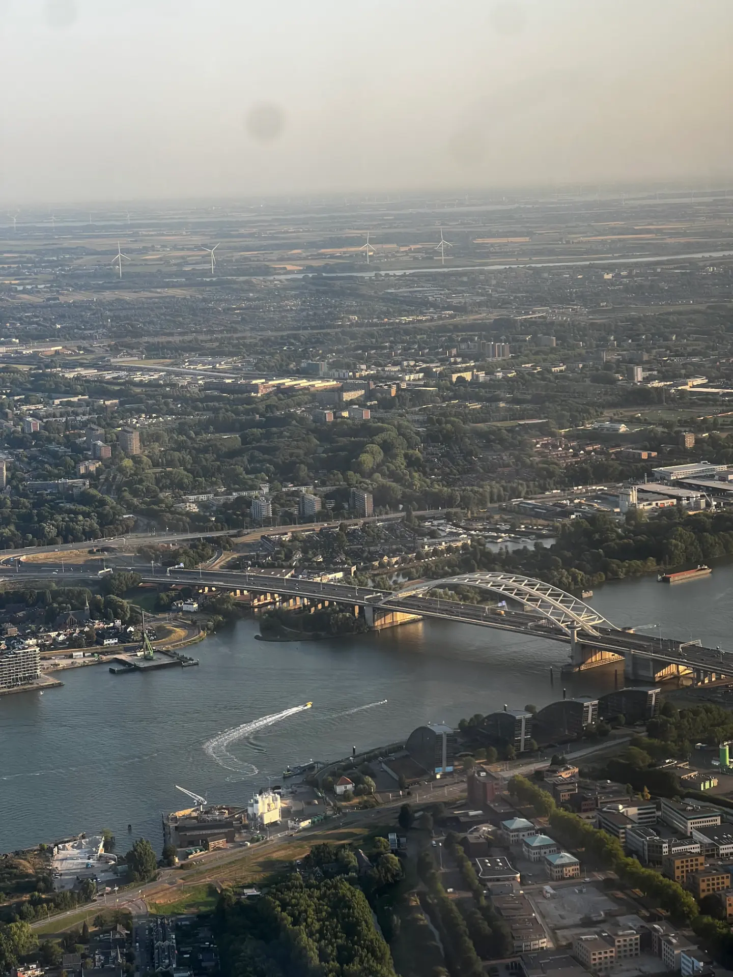 De Van Brienenoordbrug over de Nieuwe Maas met het polderlandschap erachter